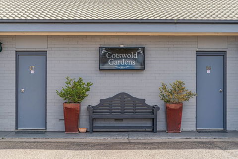 Cotswold Gardens - Dalby Accommodation 2