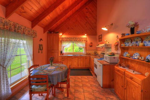 Rosebank Cottage Collection - Dalby Accommodation 4