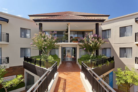 Astra Apartments - The Griffin - Dalby Accommodation 0