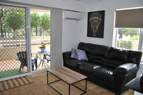 Budds Beach Apartments - Dalby Accommodation 4