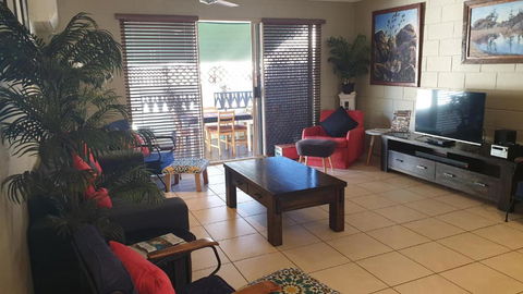 A City Retreat 2BR Apartment Reid Park Townsville - Dalby Accommodation 5