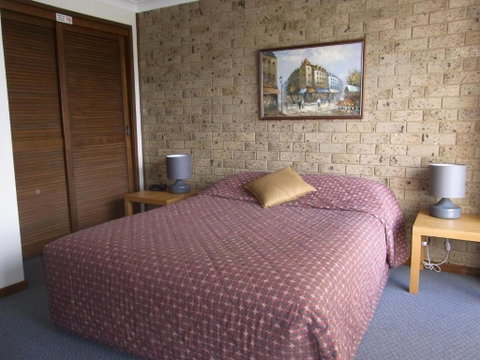 A Furnished Townhouse In Goulburn - Dalby Accommodation 6