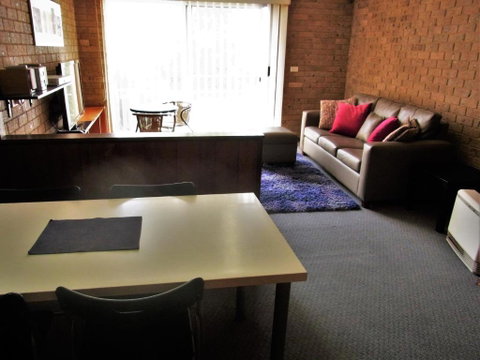 A Furnished Townhouse In Goulburn - Dalby Accommodation 5