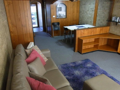 A Furnished Townhouse In Goulburn - Dalby Accommodation 4