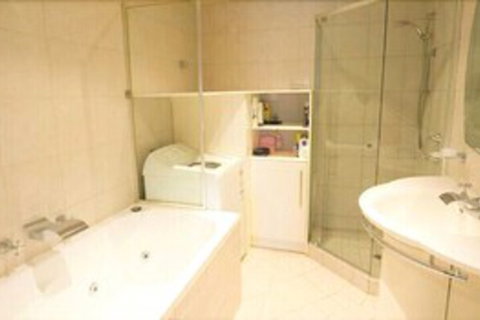 Colin St. Apartment - Dalby Accommodation 5