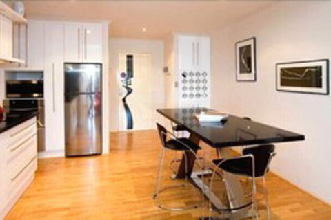 Colin St. Apartment - Dalby Accommodation 6