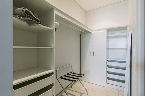 Darwin City Chic Apartment At The KUBE - Dalby Accommodation 6