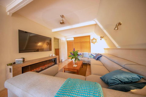 The Lake House - Dalby Accommodation 5