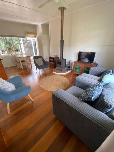 Miss Bullens Cottage - Dalby Accommodation 5