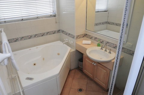 Anglesea Beachfront Court Holiday Units - Dalby Accommodation 2
