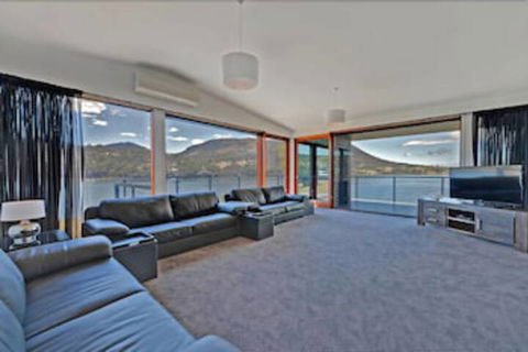 Amazing Unique Five-Star Waterfront Retreat - Dalby Accommodation 7