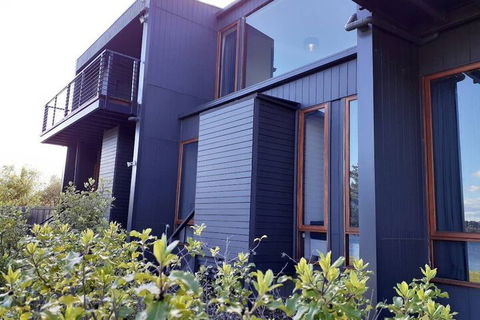 Amazing Unique Five-Star Waterfront Retreat - Dalby Accommodation 1