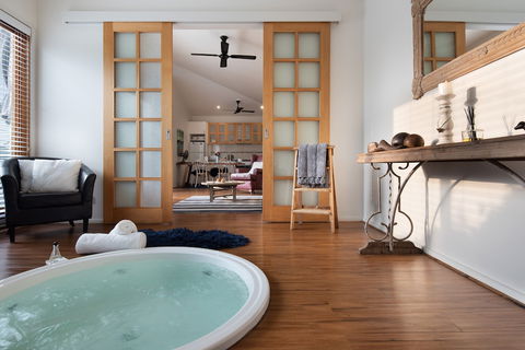 Gables Bend Spa Villa - Dalby Accommodation 5