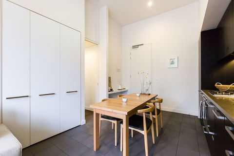 GEORGE, 1BDR North Melbourne Apartment - Dalby Accommodation 2