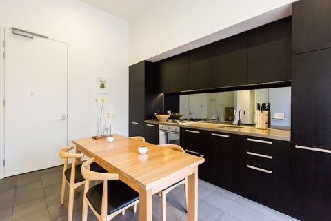 GEORGE, 1BDR North Melbourne Apartment - Dalby Accommodation 3