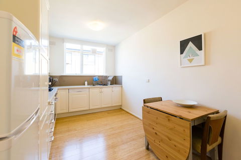 ROSIE, 2BDR St.Kilda Apartment - Dalby Accommodation 2