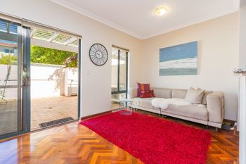 Luxurious Perth Townhouse - Dalby Accommodation 4