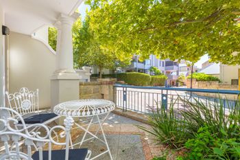 Luxurious Perth Townhouse - Dalby Accommodation 5