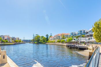 Luxurious Perth Townhouse - Dalby Accommodation 2
