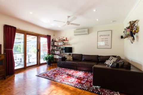 KELLY, 3BDR Northcote House - Dalby Accommodation 0