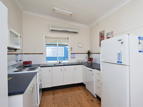 Fingal Beach Shack - Dalby Accommodation 3