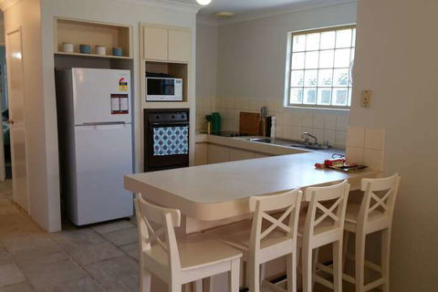 Azure Villa - Dalby Accommodation 3