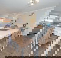 Pebble Pde 1 / 14 Fingal Bay - Dalby Accommodation