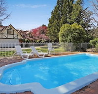 Cedar Cottage - Tudor Village - Dalby Accommodation