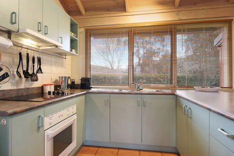 R & R In Bright - Short Walk To Town - Dalby Accommodation 1