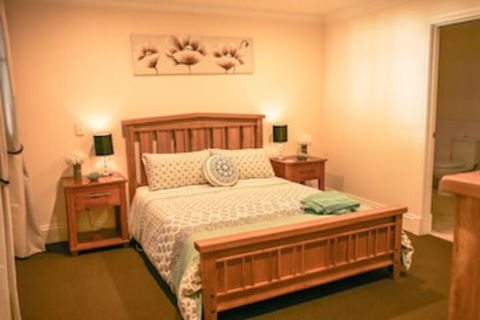 Oak Tree Cottage - Mundaring - Dalby Accommodation 0