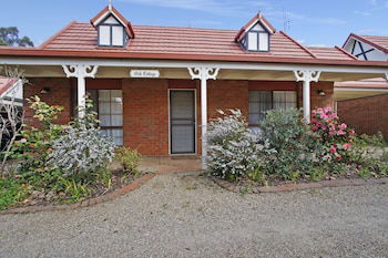 Oak Cottage - Tudor Village Unit 5 - Dalby Accommodation 0