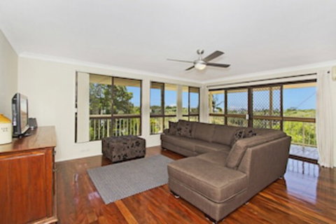 KINGSCLIFF HOLIDAY HOME On The HILL SYDS VIEW - Dalby Accommodation 0