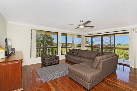 KINGSCLIFF HOLIDAY HOME On The HILL SYDS VIEW - Dalby Accommodation 4