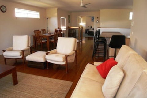 Clovelly Beach Townhouse - Dalby Accommodation 0