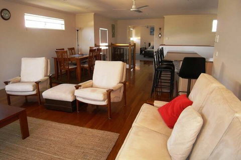 Clovelly Beach Townhouse - Dalby Accommodation 2