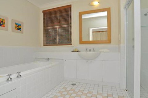 Villa Merlot Located Within Cypress Lakes - Dalby Accommodation 5