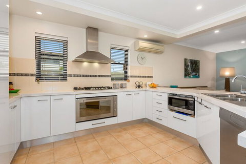 The Doggy Beach House At Salt - Dalby Accommodation 4
