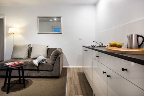 Lake Daylesford Apartments 7 - Dalby Accommodation 5