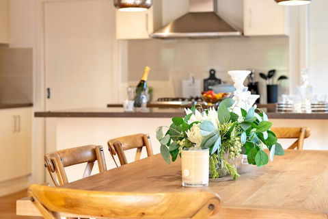 AUJOY 4 Bed Townhouse Glen Waverley - Dalby Accommodation 4