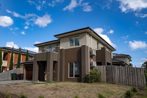AUJOY 4 Bed Townhouse Glen Waverley - Dalby Accommodation 1