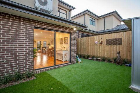 AUJOY 3 Bed Townhouse Burwood 3 - Dalby Accommodation 6