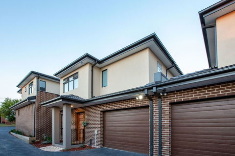 AUJOY 3 Bed Townhouse Burwood 3 - Dalby Accommodation 5