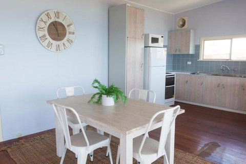 Seascape Beach House - Dalby Accommodation 4