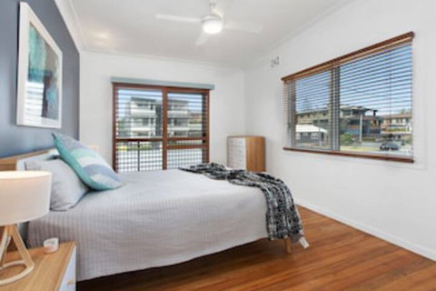 BEACH HOUSE On PEARL - Dalby Accommodation 0