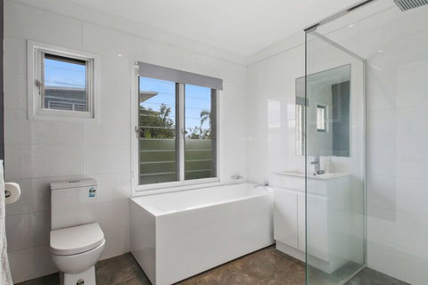 BEACH HOUSE On PEARL - Dalby Accommodation 7