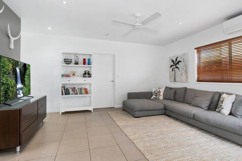 BEACH HOUSE On PEARL - Dalby Accommodation 2