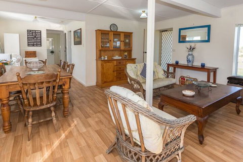 Carrickalinga Seahaven: Coastal Escape 4brm 29 Riverview Drive - Dalby Accommodation 6