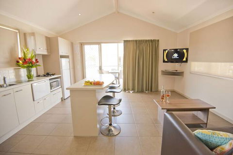 The Bowlo Holiday Cabins - Dalby Accommodation 5