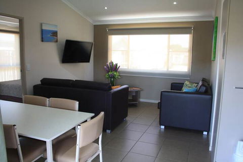 The Bowlo Holiday Cabins - Dalby Accommodation 7