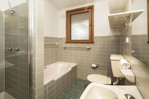 Alpine House Views Over Lake Jindabyne & The Snowy Mountains - Dalby Accommodation 3